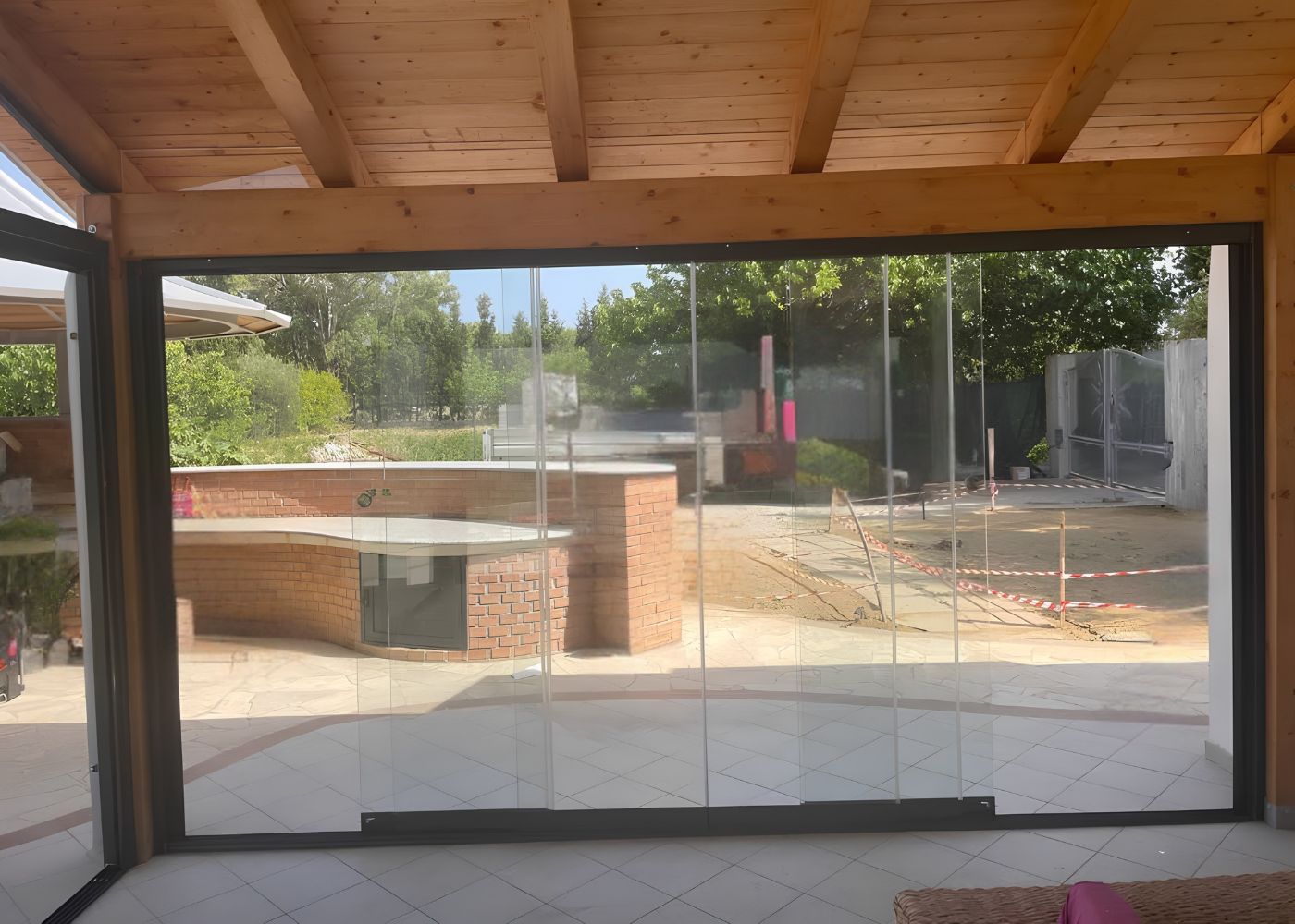 Portico in legno chiuso con vetrate panoramiche – realizzazione Soluzioni Vetro
