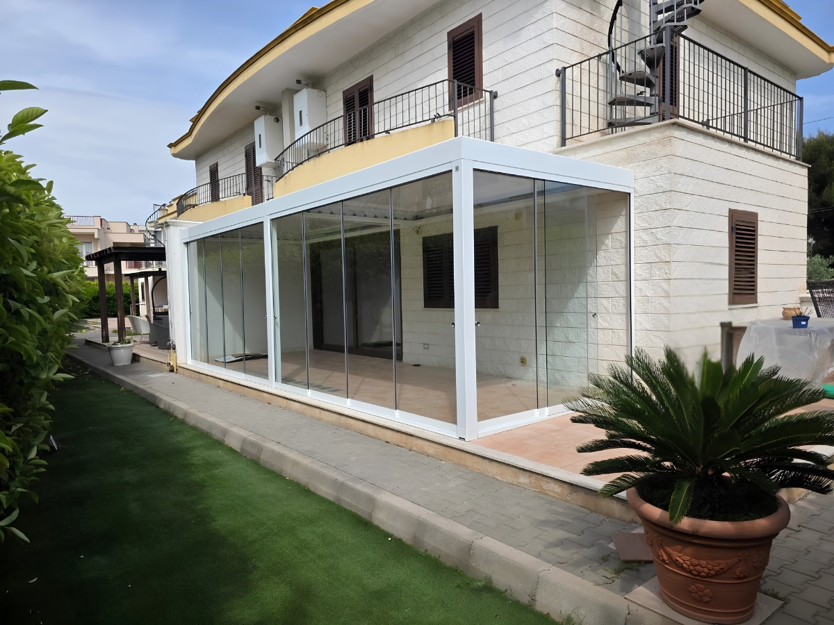 Chiusura in vetro per portico e terrazza in Puglia