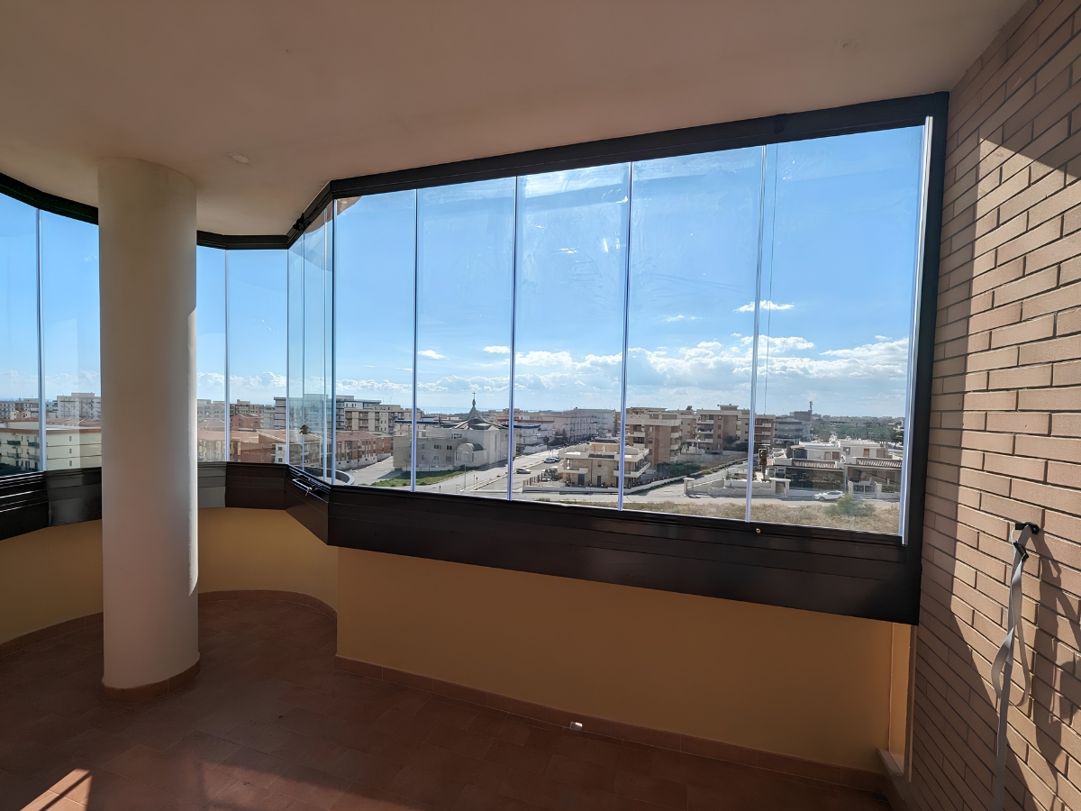 Vetrata panoramica scorrevole su balcone – Soluzioni Vetro Bari